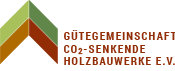 Gütegemeinschaft CO2-senkende Holzbauwerke e.V.{:}{:en}Quality Assurance Association CO2-neutral wooden buildings e.V.{:}{:fi}Hilineutraalin Puurakentamisen Laatua Valvova Yhdistys{:} Logo